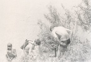 Всё - в одну кучу:
И вентилируемые скафандры, и жесткое оборудование, скорее даже батистаты, и автономные аппараты на сжатом воздухе...
Я еще в далёком 1967 г, в 9 классе сделал шланговый аппарат с которым облазил всю речку.
Находиться в воде можно было, пока не замерзнешь или, пока не устанут качать насос.