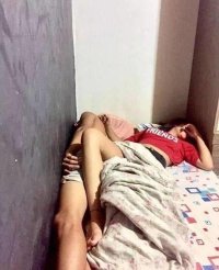 А точно ли это его девушка. по майке сдается что чувак не в той зоне)))
