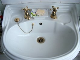 Думаю эта херня рассчитана на людей, которые не под струей полощутся, а в раковине плещутся. Такая привычка (херовая) есть в Англии. Там даже раздельные краны практикуются. Помните как было в советских банях (с тазиками)? Кран холодной, кран горячей без смесителя.