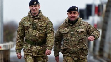 Юдашкин, кстати, копировал натовскую полевую форму. Американцы иногда, а англичане постоянно, на полевой форме, носят только один погон. И на груди.