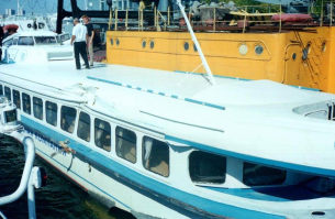 Мы единственные, кто имел право не спрашивать разрешения, а просто уведомлять о стороне и месте обгона-расхождения.  Но в том месте (рядом пристань) обгон-расхождение запрещено даже нам.
И, да, не смотря на скорость и манёвренность, даже нам доставалось от таких долбоящеров.