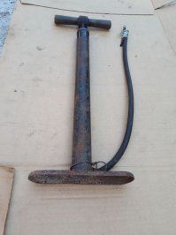 ...помните о таком насосе? Так вот по схеме обычного взрыв-пакета можно сделать две ахриненные противопехотные гранаты. Сейчас даже проще...можно купить и порох и бикфордов шнур...или по дешману, спички-сера, поипаться начистить, на дно где отверстие для запала, а сверху мешаешь шляпки гвоздей с мелкими саморезами, шарами и прочей металической ерундой. Раньше, запал, просто спички в ряд были, крайнюю зажечь и вуаля, главное стороны рядка спичек не перепутать, а-то всё  Так такими штуками можно нормально шухеру навести, особенно в замкнутом пространстве-подъезд например.