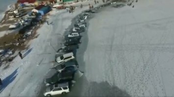 Я таких долпойпов с больными ногами вижу постоянно - есть парковка, но нет же - им 10 метров пройти непреодолимое препятствие, нужно запарковаться прямо в двери, цука! Подъезда, магазина, офиса - не важно. Тут тоже самое - запаркуйся на один корпус авто ближе к берегу (всего 4 метра!!) и машина бы не утонула, но нет - далеко  И этих инвалидов умственного труда абсолютно не жалко.
