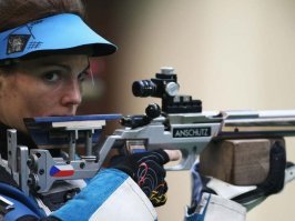 Как не странно, но действительно это так. Уже много написано на эту тему. А, чтобы глаз не деградировал и не наступало косоглазие повязку меняли с одного глаза на другой. А просто зажмкривать глаз нельзя, т.к. сильно напрягаются мышцы. Именно поэтому профессиональные стрелки глаз не зажмуривают, а закрывают картонкой.