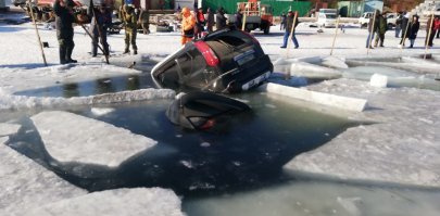 МЧСники работали бесплатно. Частники с эвакуаторами брали от 15 до 30 тысяч за машину в зависимости от сложности процесса.  Опреснить и высушить машину - ещё 10 тысяч. Замена испорченных электронных блоков вообще х.з. сколько стоит. Как повезёт. А там ведь гибриды со сложной электроникой занырнули.  Мы с сыном ходили вокруг них. Жалко машины - аж сердце заныло!....