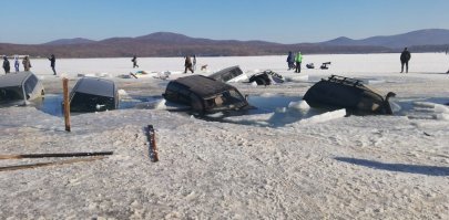 МЧСники работали бесплатно. Частники с эвакуаторами брали от 15 до 30 тысяч за машину в зависимости от сложности процесса.  Опреснить и высушить машину - ещё 10 тысяч. Замена испорченных электронных блоков вообще х.з. сколько стоит. Как повезёт. А там ведь гибриды со сложной электроникой занырнули.  Мы с сыном ходили вокруг них. Жалко машины - аж сердце заныло!....