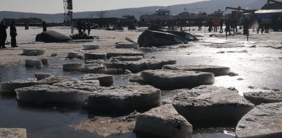 МЧСники работали бесплатно. Частники с эвакуаторами брали от 15 до 30 тысяч за машину в зависимости от сложности процесса.  Опреснить и высушить машину - ещё 10 тысяч. Замена испорченных электронных блоков вообще х.з. сколько стоит. Как повезёт. А там ведь гибриды со сложной электроникой занырнули.  Мы с сыном ходили вокруг них. Жалко машины - аж сердце заныло!....