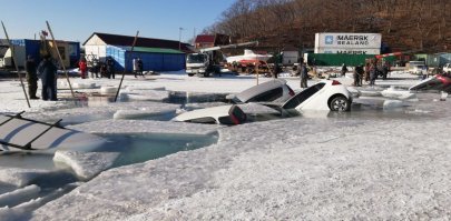 МЧСники работали бесплатно. Частники с эвакуаторами брали от 15 до 30 тысяч за машину в зависимости от сложности процесса.  Опреснить и высушить машину - ещё 10 тысяч. Замена испорченных электронных блоков вообще х.з. сколько стоит. Как повезёт. А там ведь гибриды со сложной электроникой занырнули.  Мы с сыном ходили вокруг них. Жалко машины - аж сердце заныло!....