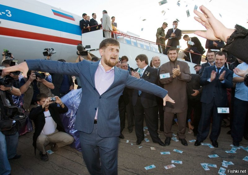 По стопам Жириновского: чеченский блогер разбросал на площади Волгограда 200 тысяч рублей