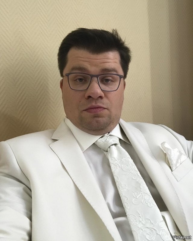 Долбо.е.б, вместе с еще десятком сосок, влияющих на мировоззрение целого поколения молодежи, к сожалению