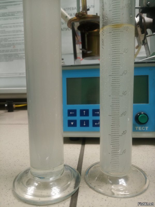 Слева подсоленная вода +ацетон в соотношении 50%/50%, справа дистиллированная вода + ацетон в соотношении 50%/50%. Время отстаивания 20 минут. Сфотографировал только что.