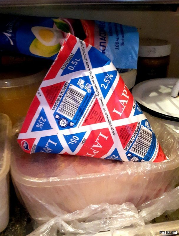 Вчера купил такое молоко в магазине. У нас в Молдавии эти треуголки до сих пор производятся. Неудобная форма - острыми углами пакеты пропарывают. Но не расклеиваются никогда.