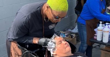 Женщина из Лос-Анджелеса помогает бездомным, делая им новые прически