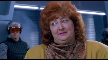 Женщина из Лос-Анджелеса помогает бездомным, делая им новые прически