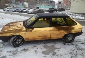 И машина у него новая.