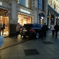 Вот, тут на всех хватит. А кому мало, для тех прокурор есть. Да, вот и сынок прокурора за элитным шмотьём приехал.