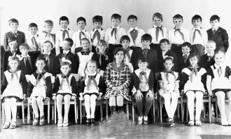 Закончили школу в 1983. Все поступили куда хотели. 
На 30 летие было 12 человек, на 35 лет только трое. Остальные сделали вид, что не получали приглашение. Поскольку инициатором встреч был я, то решил, что с этим пора заканчивать, ибо не приходили даже те, кто в это время был поблизости. 
Со временем стало ясно, что некоторым хочется просто похвастаться достигнутым, а некоторым и сказать нечего. Что выглядит одинаково глупо. К тому же из одноклассников уже трёх нет в живых, это те про которых точно известно. 
Класс считался дружным, а выяснилось что дружили группами, против кого либо. Сейчас эти люди из группы даже между собой не общаются.
Когда приезжал на малую родину старался пообщаться с максимально возможным количеством одноклассников. Но не всем это интересно. Не думаю что они мне завидуют, надеюсь, что не завидуют. Хотя некоторые считают, что мне хочется похвастаться своими достижениями. Глупо, когда комплексы неполноценности возобладают над разумом.
Грустно всё это.... 
(фото 1976 год)