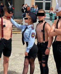 У неё может быть дубинка, а ты уже в наручниках....... 

я бы так не рисковал