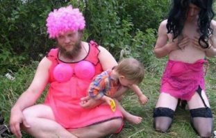 Быдло всегда плодиться охотнее и веселее, у них голова за достаток и воспитание - не болит. Чисто по статистике от них будет больше дурацких фоток, чем от нормальных людей. А уж среди фоток быдла с личинками выловить самые идиотские - так вообще нее проблема, погуглите, половина интернета забита таким фуфлом.
И кстати, в посте всё довольно ещё безобидно, некоторые фотки откровенно постановочные, типо детей в клетку посадили или дали ребёнку незажённую сигарету в губах  подержать, ради "смишной" фотки вконтактике.