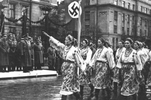 Ще не вмерла украина
от Одессы до Берлина!
Гайдамаки ще не сдались,
Deutschland, Deutschland über alles!