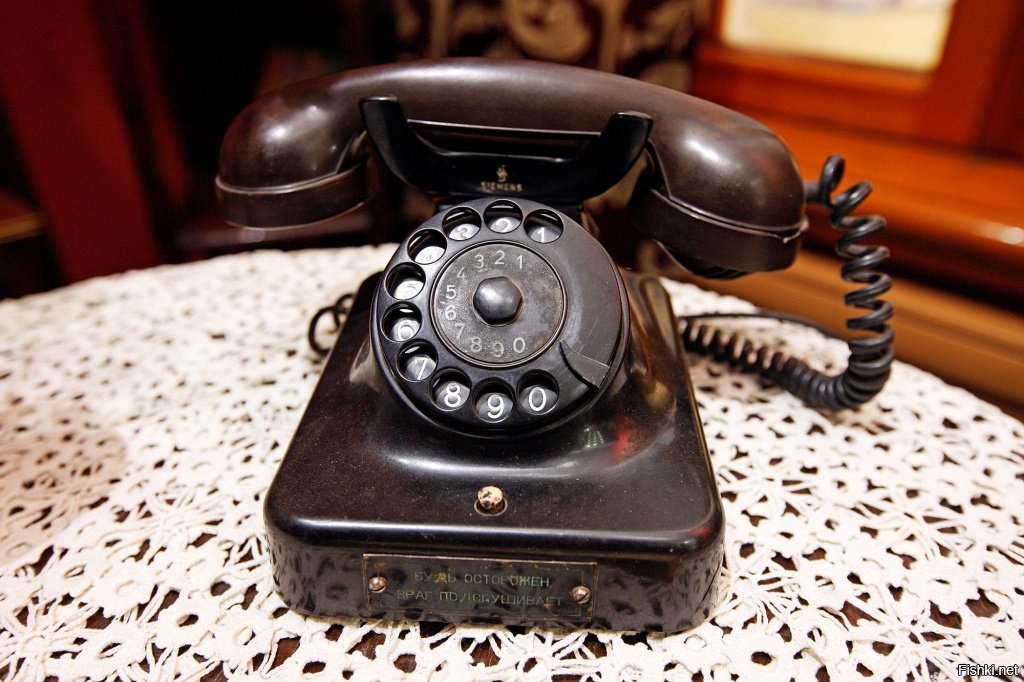Домашний телефон 7. Дисковый телефонный аппарат. Старинный телефонный аппарат. Телефонный аппарат с диском. Старый телефон.