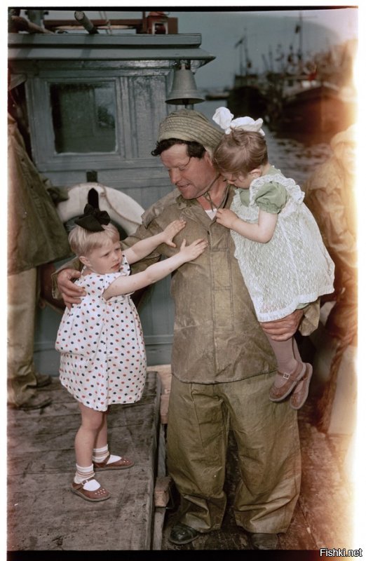 Вот объясните мне, КАК получается, что при "тоталитарном режЫме" пишутся такие светлые картины, снимаются добрые фильмы, пишутся  интересные книги? Как это связать с адским мраком, черными "воронками", сотнями миллионами убитыми в гулагах (причем, половину расстрелял лично Сталин)? Это лица людей перед расстрелом?