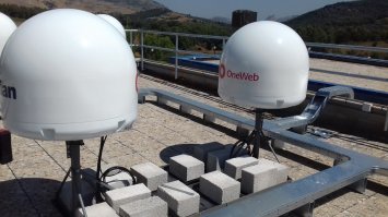 есть проект спутникового интернета One Web, по сути примерно то же, что и старлинк, но спутников меньше. Их пользовательская часть выглядит вот так. Под колпаком тарелка с приводами. В общем, ничего сверх революционного, такие штуки давно на кораблях вешают.