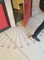 - И надпись на двери : " Туалет не работает ! Ближайший туалет находится на 70 градусе северной широты на долготе 300 метров."