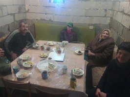 99,99999% этих историй про бухло и синяков. Боюсь представить, что там за гости у него такие веселые были. Сидит трупак, все системы выведения лишнего из организма расслаблены, всё из него вытекло и воняет, дыхания ноль, движений ноль. Ну признаки б_ять все на лицо, что обилелся. Вы все веселитесь, танцуете... Почему его никто ниразу потанцевать не пригласил? Не весёлые гости, а херня какая-то.