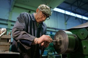 Я, как начальник цеха, этого умельца давно бы от работы отстранил и на внеочередную проверку знаний по ОТ отправил бы.