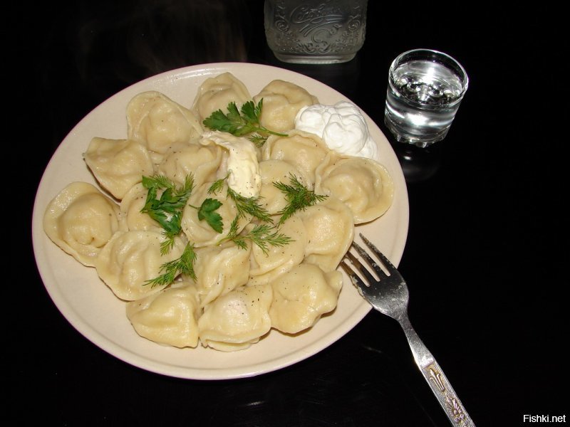 А пельмешки не простые,
самолепные, родные,
мяса, минимум, четыре,
всё, затаскивай в квартиру... 
закипела уж вода,
да и водка холодна...