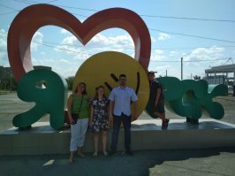 У меня мама из города Орска в Ленинград учиться приехала, соответственно куча родственников там. Никто про тетьку с енотами не слышал. Там вообще ни о чем слышать не хотят кроме водки и самогона.