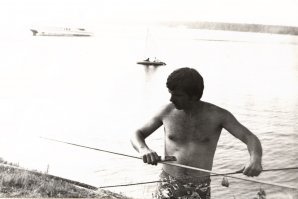 в 93 дед умер, и на пристани Витенево дачку заграбастало государство. Сейчас там крутые дачи и котеджи. Прокапали себе в гараж канал, чтоб на катере, как на машине заплывать. Много чиновников. 
1 фотка - Старший брат с другом приблизительно 84-86 года.
2 фотка - отец мой, где-то то-же время)))