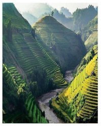 А какой смысл под названием "красивые места" толкать явный фотошоп? Например, Вьетнам конкретный фотошоп. Не могу найти точную фотку с этого же ракурса, но там всё гораздо более полого. Хотя и приведенном мною примере тоже фотошоп, т.к. краски нереально яркие, в реальности всё гораздо бледнее, особенно в Азии, типа Вьетнама - легка дымка от влажности норма. 
Я уж молчу про фото Нью-Йорка, Гавайев и т.д.