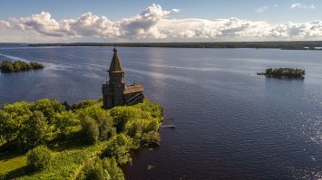 Тгода это солянка получится.... Пост из пяти фото и пяти сот комментов с фотографиями, т.к. виды одного Онежского озера в Карелии чего стоят. Разный пейзаж и фотографий получится отличнейших сделать не одну сотню. А этих озер в Карелии столько ... Для интересу загляните в Гугл Мапс.  У большинства даже официальных названий нет (Местные дают названия, но по большей части - просто ламбушки) На последнем фото изображена Успенская церковь 1774 - 10 августа 2018 (Утрачена) Ссылка на статью, кому интересно будет