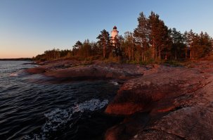 Тгода это солянка получится.... Пост из пяти фото и пяти сот комментов с фотографиями, т.к. виды одного Онежского озера в Карелии чего стоят. Разный пейзаж и фотографий получится отличнейших сделать не одну сотню. А этих озер в Карелии столько ... Для интересу загляните в Гугл Мапс.  У большинства даже официальных названий нет (Местные дают названия, но по большей части - просто ламбушки) На последнем фото изображена Успенская церковь 1774 - 10 августа 2018 (Утрачена) Ссылка на статью, кому интересно будет