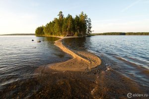 Тгода это солянка получится.... Пост из пяти фото и пяти сот комментов с фотографиями, т.к. виды одного Онежского озера в Карелии чего стоят. Разный пейзаж и фотографий получится отличнейших сделать не одну сотню. А этих озер в Карелии столько ... Для интересу загляните в Гугл Мапс.  У большинства даже официальных названий нет (Местные дают названия, но по большей части - просто ламбушки) На последнем фото изображена Успенская церковь 1774 - 10 августа 2018 (Утрачена) Ссылка на статью, кому интересно будет