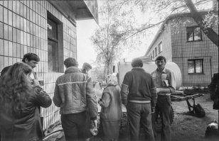 Одинаковые магазины, прям, подумал, что у нас. Но, пригляделся - у нас намного дальше стояли, и бочка была возле двухэтажного, под деревом.