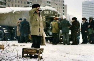 Здание справа - ДАС-2 Академии наук. Ох и попито там))