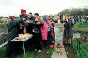 Нормальная традиция! Так наши предки хоронили. Уж куда лучше, чем лежать под камнем, на котором сегодня пляски устраивают, а завтра бульдозером выкопают. Всё природно - так быстрее в круговорот веществ в природе включиться