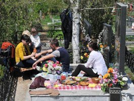 Нормальная традиция! Так наши предки хоронили. Уж куда лучше, чем лежать под камнем, на котором сегодня пляски устраивают, а завтра бульдозером выкопают. Всё природно - так быстрее в круговорот веществ в природе включиться