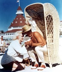 Точно! Фильм ломовой! Это "Hotel del Coronado".
Ну а как этот молодой кинопродюсер забыл культовый фильм "В джазе только девушки"?????  Эх молодежь...