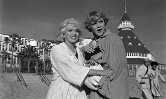Точно! Фильм ломовой! Это "Hotel del Coronado".
Ну а как этот молодой кинопродюсер забыл культовый фильм "В джазе только девушки"?????  Эх молодежь...