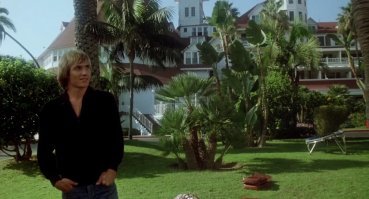 Точно! Фильм ломовой! Это "Hotel del Coronado".
Ну а как этот молодой кинопродюсер забыл культовый фильм "В джазе только девушки"?????  Эх молодежь...