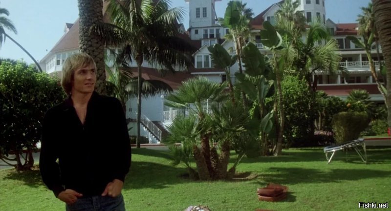 Точно! Фильм ломовой! Это "Hotel del Coronado".
Ну а как этот молодой кинопродюсер забыл культовый фильм "В джазе только девушки"?????  Эх молодежь...