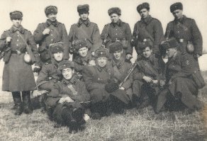 Мы на стрельбище, с нами и.о. комроты. Да, ЧОН, где фотики запрещены.