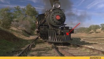 вот для таких верблюдов раньше на паровозах имелся СКОТООТБРАСЫВАТЕЛЬ. дать тупой твари тепловозом по жопе стало проблемой? да что с нами происходит, люди?