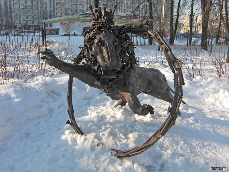 Сквер со знаками зодиака в Свиблове.
Сквер открыт в 2007 году в Новом Беринговом проезде. Скульптуры знаков зодиака сварены из металлолома, и некоторые снабжены лампочками