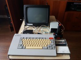 Похожая хрень у меня была. К телевизору только подключал. Load"" набрал, вставил кассету с игрой в магнитофон и вперед.
Определило мою профессию в будущем. Встроенный бейсик дал толчек.