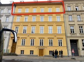 Полагаю одна из главных причин низкого уровня коррупции в С.Европе - реальный контроль общества за действиями и тратами представителей власти на всех уровнях. Мздоимца быстро вычислят по тратам уже на муниципальном уровне и просто не дадут выше продвинуться. В итоге, например, на снимке окна квартиры канцлера Меркель, в которой она в отличии от прописок наших вождей реально проживает. 
Таблица самых больших яхт. Интересное сравнение стран, где их постоили, т.е. на них заработали и гражданство владельцев заказавших сверхдорогие игрушки.